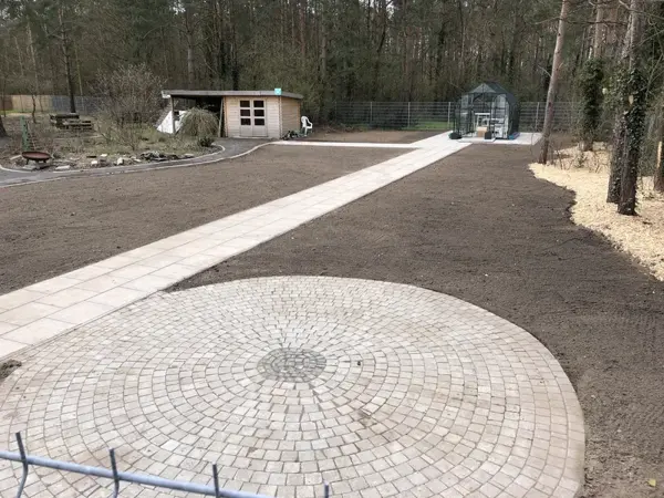 Gartenlandschaft mit Gewächshaus