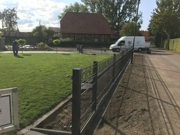 Baumpflanzung am Zaun