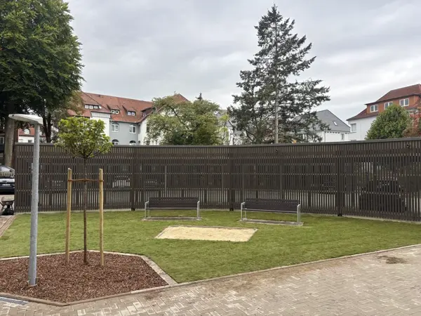 Öffentlicher Platz mit Bänken