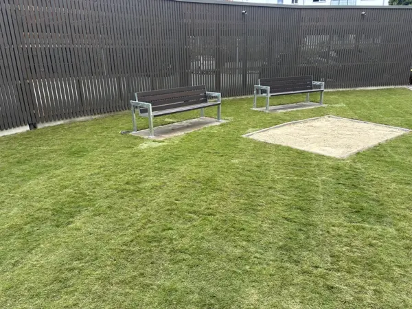 Sandspielkiste im Gartenraum