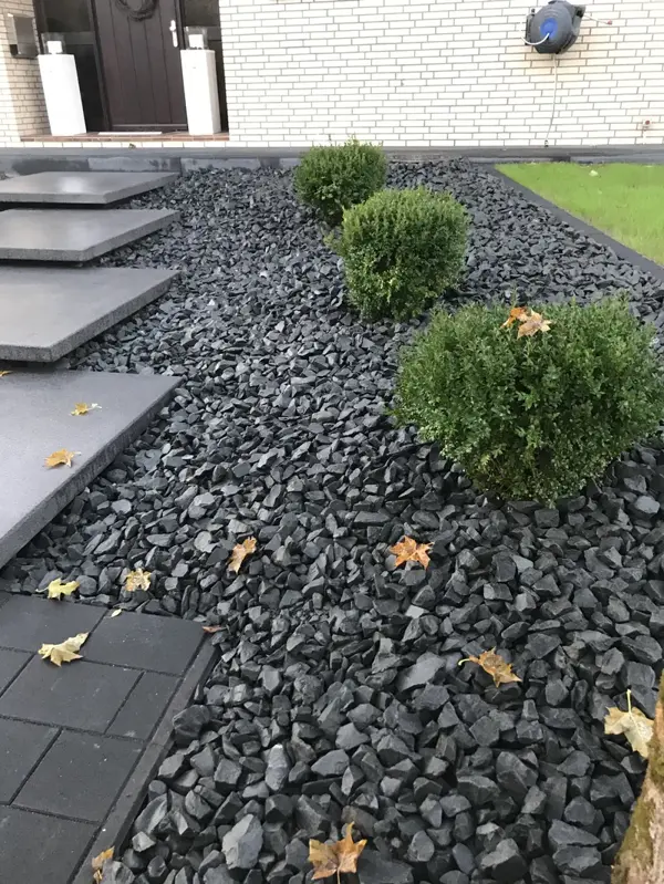 Moderner Vorgarten mit Kies