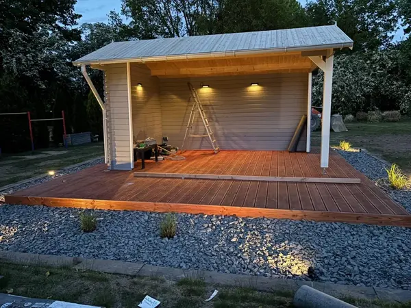 Beleuchteter Gartenpavillon