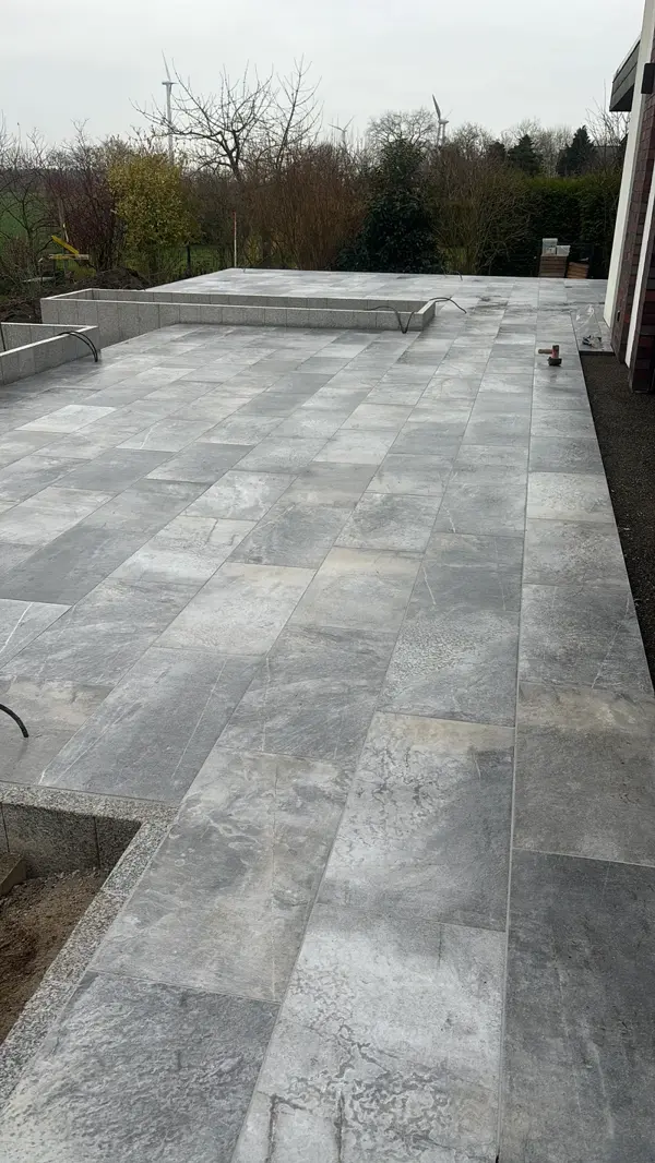 Große Plattenterrasse