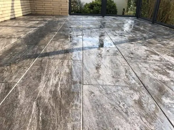 Regen auf Keramikterrasse