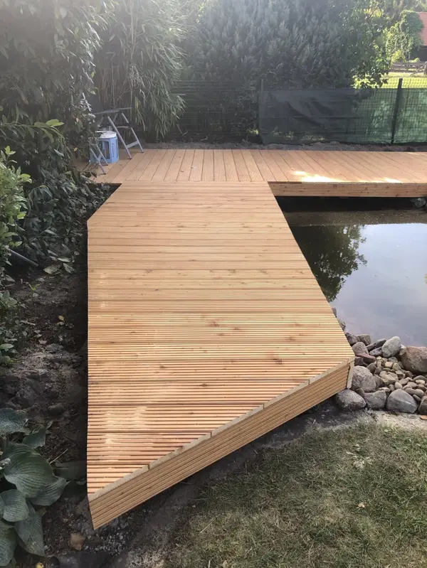 Langgestreckter Holzsteg