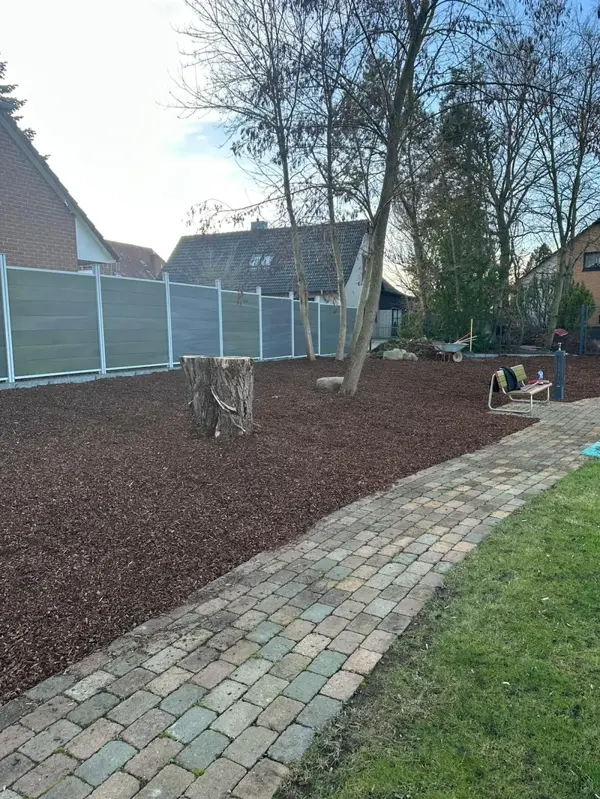 Sitzplatz mit Mulchbeet