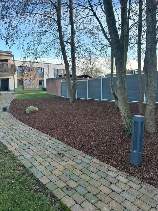 Geschwungener Gartenweg