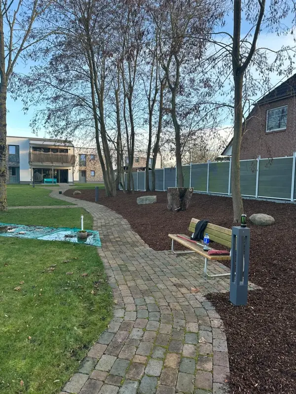 Moderner Gartenweg mit Beet