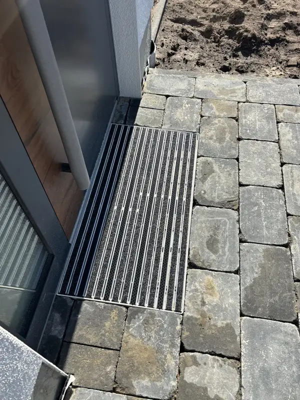 Sauberlaufmatte im Pflaster