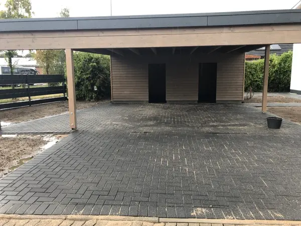 Unterstand mit Pflasterboden