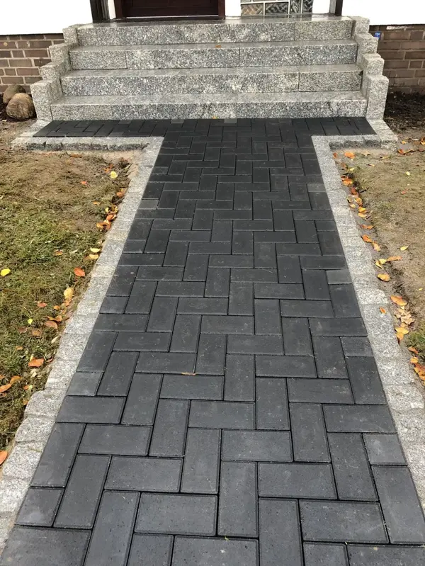 Pfad mit Fischgrätmuster