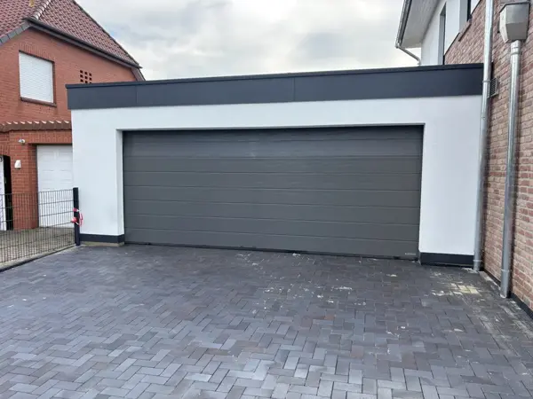 Hauszufahrt mit Sektionaltor
