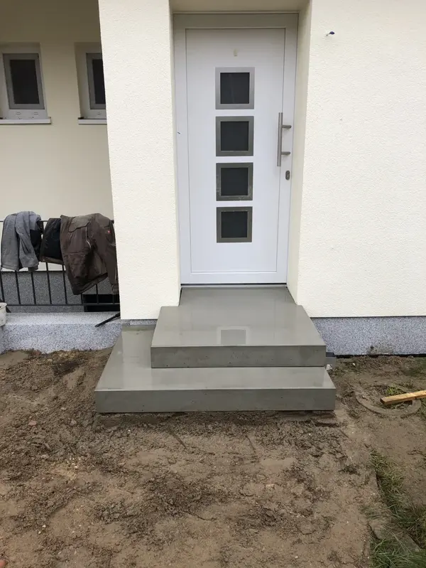 Betonierte Eingangsstufen