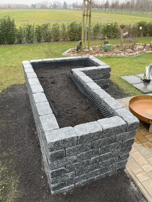 L-förmige Maueranlage