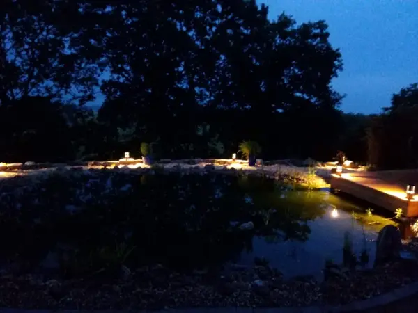 Beleuchteter Gartenteich