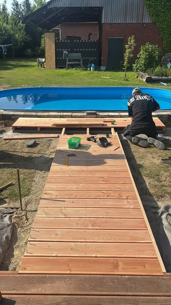 Montage Holzsteg am Pool