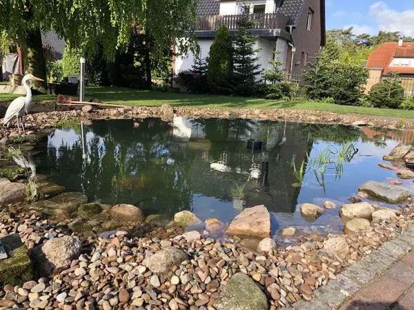 Reiherfigur am Teichrand