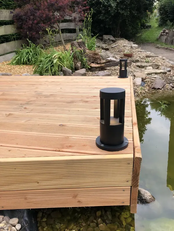 Außenleuchte am Poolsteg