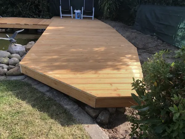 Schwimmsteg mit Sichtschutz