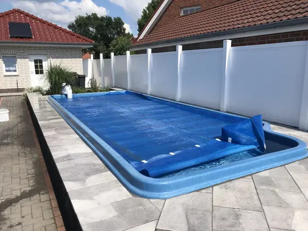 Pool mit Sicherheitsabdeckung