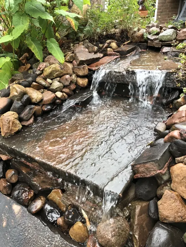 Natursteinwasserfall