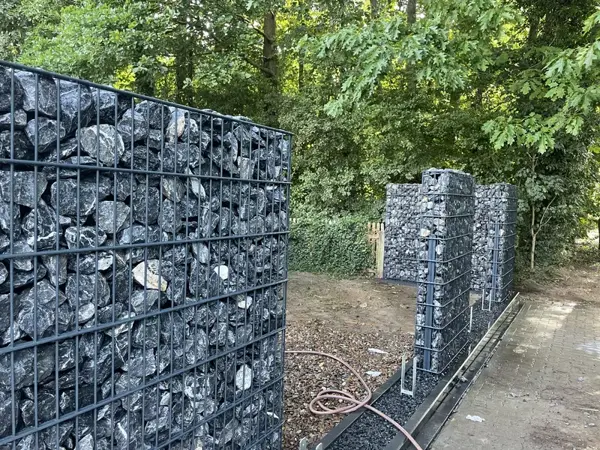 Klassische Gabionenwand