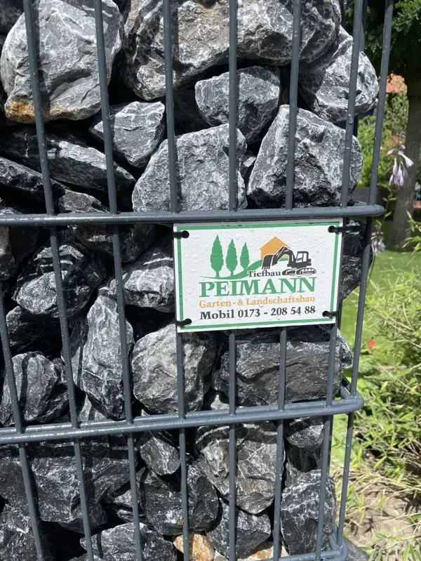 Firmenbranding an Gabione