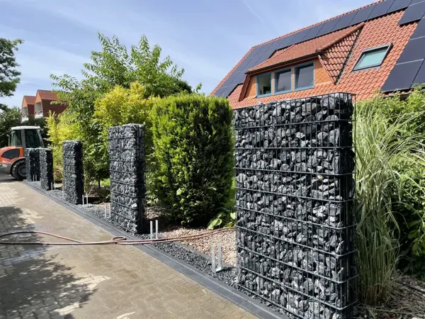 Kombination Zaun und Hecke