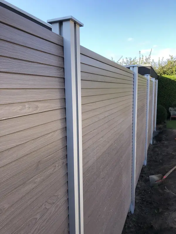 Zaunmontage im Rohbau