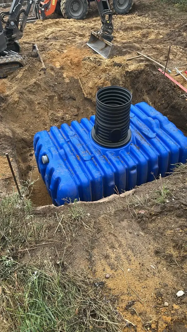 Zisterneneinbau mit Bagger