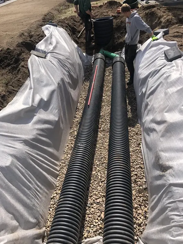 Drainagearbeiten im Graben