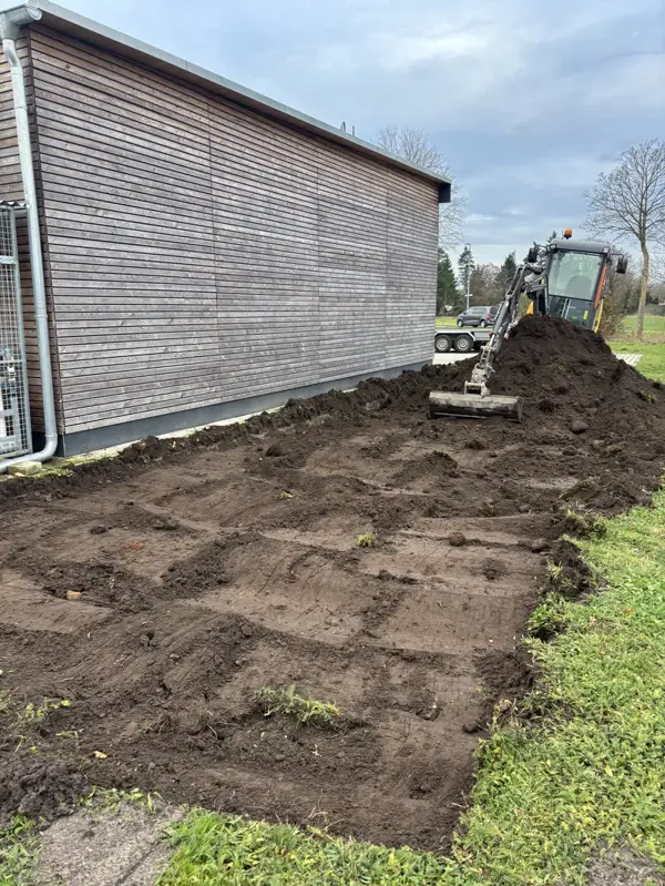 Planierarbeiten am Wirtschaftsgebäude