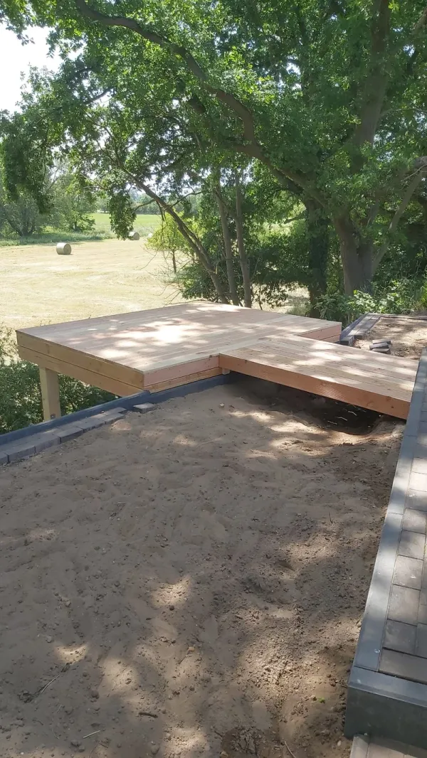 Holzterrasse im Bau