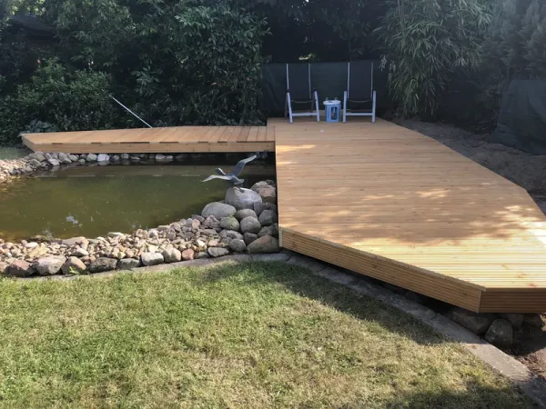 Sitzplatz am Wasser
