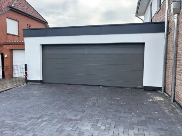 Hauszufahrt mit Sektionaltor